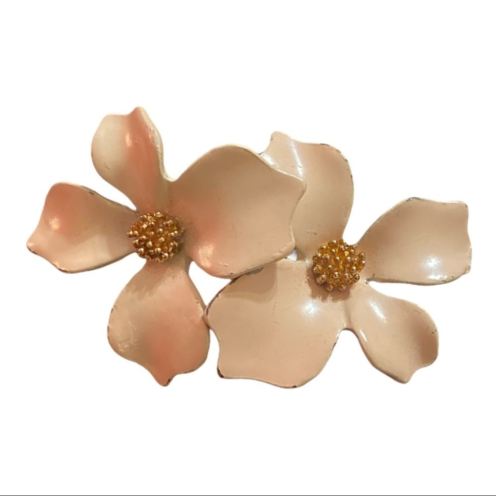 Metal Petal Floral Cream earrings‎ - Picture 2 of 3